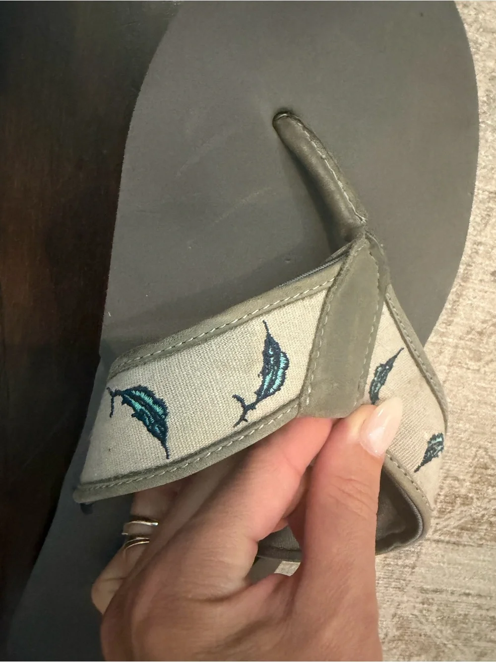 Tommy Bahama Men’s Size 10 Gray Marlin Embroidered Flip Flops Sandals